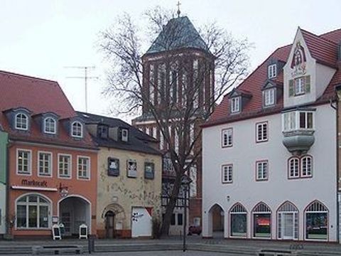 Blick auf die Peter- und Paul- Kirche in Senftenberg. (Bild: Gedenkbuch: Stolpersteine in der Ahornallee von der Kath. Schule Liebfrauen)