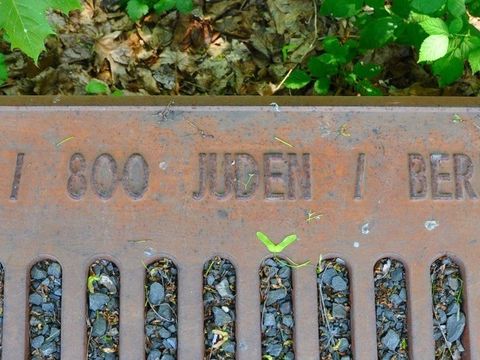 Auf Gleis 17 des Bahnhofs Grunewald findet sich eine Gedenktafel mit der Inschrift: „26.10.1942 / 800 Juden / Berlin – Riga“ (Bild: Gedenkbuch: Stolpersteine in der Ahornallee von der Kath. Schule Liebfrauen)
