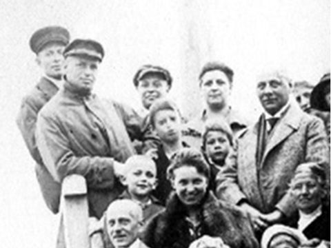 Gustav Markendorf, Sigismund Markendorf, Georg Markendorf, Max Abramowitz, Wilhelm Kohlhoff und andere Familienmitglieder und Freunde, Urlaub in Ahlbeck 1926 (Bild: privat)