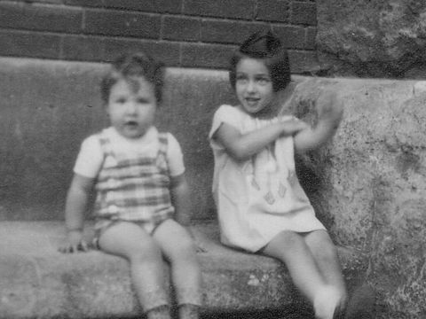 Jutta Dresdner (rechts) zusammen mit ihrer Cousine Renate Dresdner auf der Steinbank vor der Grundschule Sybelstraße 20 (Bild: Privatbesitz)