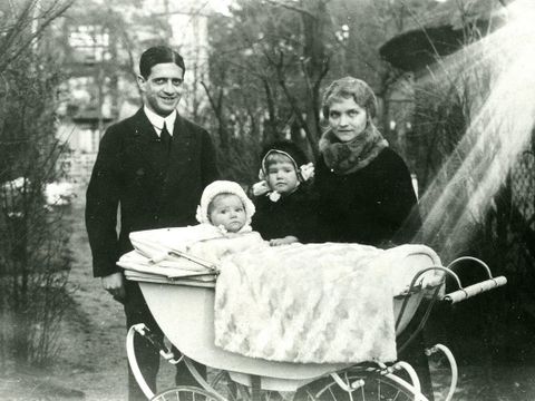 Hermann und Hedwig Hagen mit den beiden ältesten Kindern (Bild: Privatarchiv Nina Hagen)