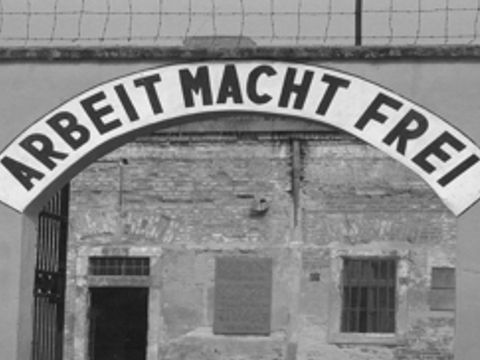 Das Eingangsschild zum Gestapo-Gefängnis im KZ Theresienstadt (Bild: entnommen aus dem Gedenkbuch Katholische Schule Liebfrauen Wahlpflichtkurs Geschichte 2010/2011 (Hrsg.))