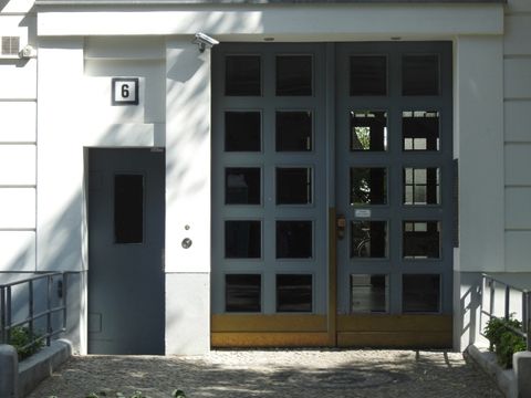 Hauseingang Sybelstraße 6 (Bild: Stolpersteine-Initiative CW, Hupka)