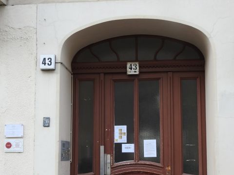 Hauseingang Tauroggener Str. 43 (Bild: Stolpersteine-Initiative CW)