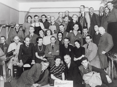 Belegschaft der Blindenwerkstatt Otto Weidt in der Rosenthaler Straße 39, Berlin, 1941. Ob Hans Arno Steinitz auf dem Bild ist, ist nicht sicher, da nicht alle Personen identifiziert werden konnten.