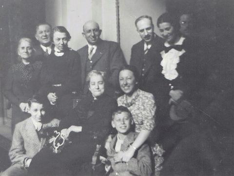 Foto zu Erich Heine: Von links (stehend): Hans und Selma Heine, Georg und Erich Heine, Georgs Frau Margarethe (ganz links möglicherweise die Eltern von Selma). Von links (sitzend): Martha und ihre Enkelin Kaete mit zwei ihrer Söhne.