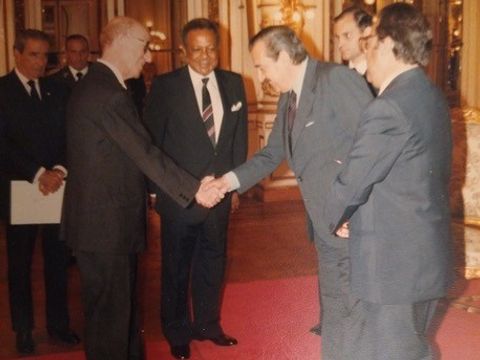 Gerd Uhlfelder wird vom argentinischen Präsidenten Raul Alfonsin im Präsidentenpalast empfangen, Mitte 80er-Jahre