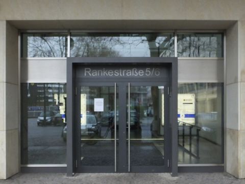 Hauseingang Rankestr. 5 (Bild: Stolpersteine-Initiative CW, H.-J. Hupka)