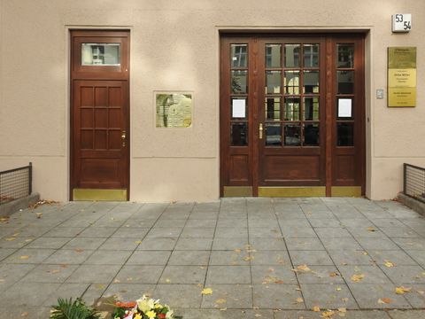 Hauseingang Mommsenstraße 54 (Bild: Stolperstein-Initiative CW, Hupka)