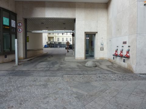 Einfahrt Joachimsthaler Straße 12, 10.3.2011, Foto: KHMM