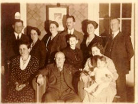 Hinten von links nach rechts: Heinrich Blumenthal, Schwester, Else (Ehefrau von Leopold), Rudolf und Vera Blumenthal, Leopold Blumenthal, vorne von links nach rechts: Rosa Beer, Louis Blumenthal, Margarethe Blumenthal (Ehefrau von Heinrich) mit Sohn Klaus