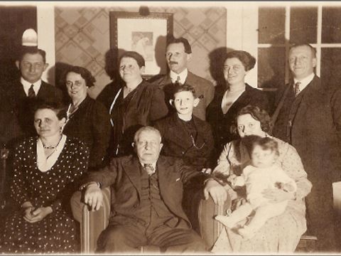 hinten von links nach rechts: Heinrich Blumenthal, Schwester, Else (Ehefrau von Leopold), Rudolf und Vera Blumenthal, Leopold Blumenthal vorne von links nach rechts:Rosa Beer, Louis Blumenthal, Margarete Blumenthal (Ehefrau von Heinrich) mit Klaus Blument