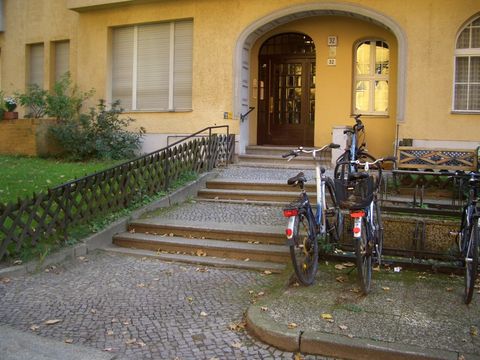 Hauseingang Ahrweiler Str. 32 (Bild: BA Charlottenburg-Wilmersdorf, Held)