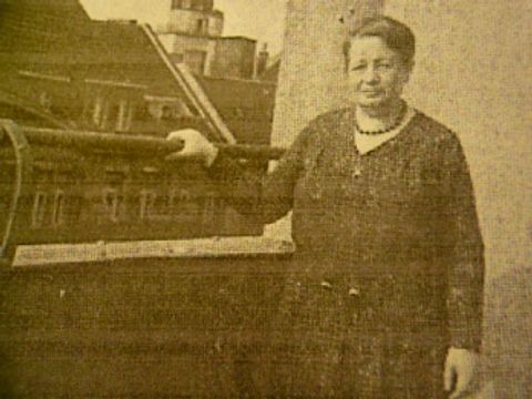 Hertha Levy auf ihrem Balkon, Bild aus dem Nachlass von Susi Levene in der Opferdatei Yad Vashem