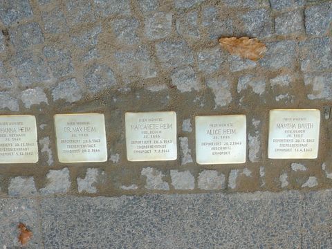 Stolpersteine vor dem Haus in der Koenigin-Elisabeth-Str. 58