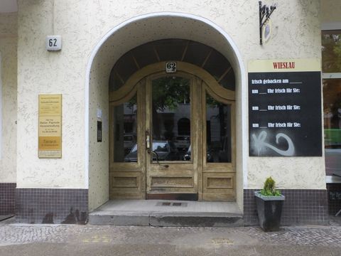Hauseingang Westfälische Str. 62, 2014 (Bild: Stolpersteine-Initiative CW, H.-J. Hupka)