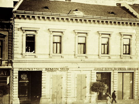 Rechts der Laden von Abraham Spiegel in Miscolc.