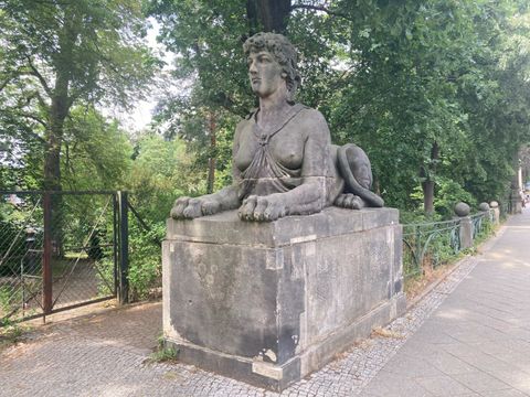 Sphingen an der Bismarckbrücke