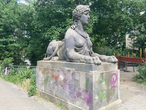 Sphingen an der Bismarckbrücke