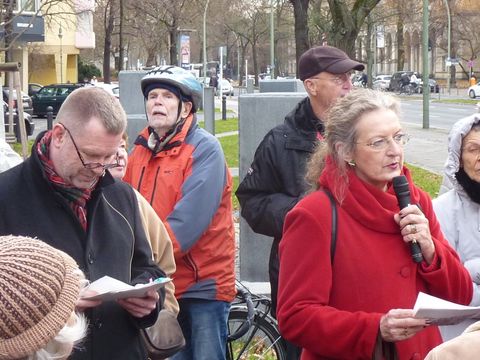 Mit Monika Thiemen auf dem Friedrich-Hollaender-Platz (Bild: Bezirksamt, KHMM)