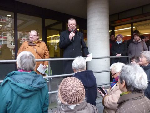 Mit Dagmar König an am UdK-Gebäude, 13.12.2014 (Bild: Bezirksamt, KHMM)
