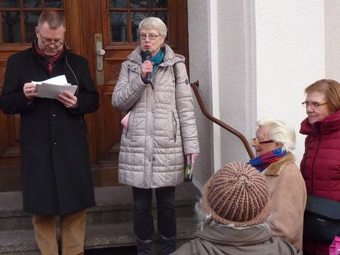 Mit Elfi Jantzen am Haus Spichernstraße 15, 13.12.2014 (Bild: Bezirksamt, KHMM)