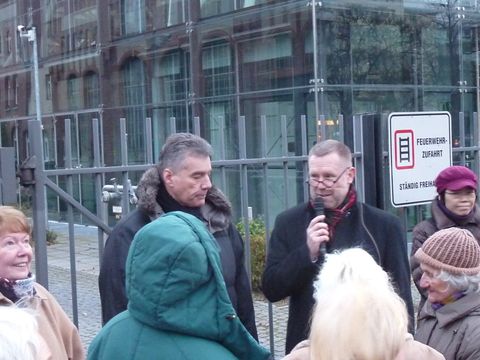 Mit Carsten Engelmann am Wasserwerk, 13.12.2014 (Bild: Bezirksamt, KHMM)