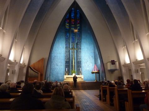 Mit Superintendent Grün-Rath in der Kirche am Hohenzollernplatz, 13.12.2014 (Bild: Bezirksamt, KHMM)