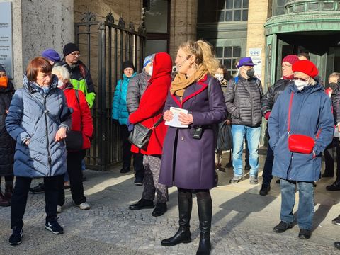 Bürgermeisterin Bauch vor Rathaus Charlottenburg