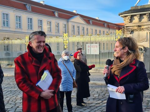 Bürgermeisterin Bauch mit Herrn Ayrilmaz vor dem Schloss Charlottenburg.