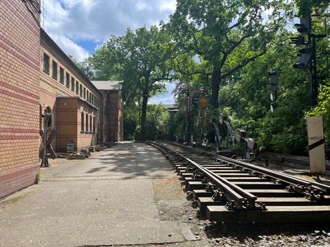 255. Kiezspaziergang - Garten der TU - Signalanlage für Züge