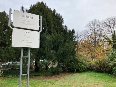 273. Kiezspaziergang: Schild mit Aufschrift Karmielplatz