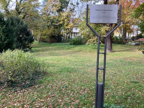 273. Kiezspaziergang: Schild mit Aufschrift Rhoda-Erdmann-Park