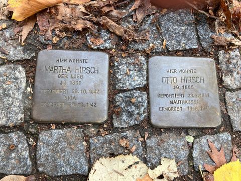 273. Kiezspaziergang: Stolpersteine der Eheleute Martha und Otto Hirsch