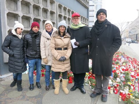 Bezirksbürgermeister Reinhard Naumann (2.v.re.) und Liat Shoat, Bürgermeisterin von Or-Yehuda (M.) an der Kaiser-Wilhelm-Gedächtniskirche. Begleitet wurden sie von der Delegation aus Israel anlässlich des Partnerschaftsbesuchs von Yamit Karakokli (Mitglied des Stadtrats, Koalition, li.), Tal Ashkenazi (Mitglied des Stadtrats, Opposition, 2.v.li.), Yoel Levy (Büroleiter der Bürgermeisterin, re.). Mit dabei war auch BVV-Vorsteherin Annegret Hansen (3.v.li.)