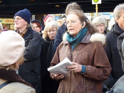 Bezirksbürgermeisterin Monika Thiemen am Bahnhof Zoo, 8.1.2011, Foto: KHMM