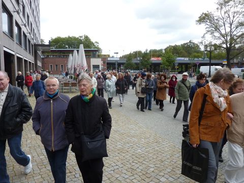 Vor dem Hotel Novotel, 8.10.2011, Foto: KHMM