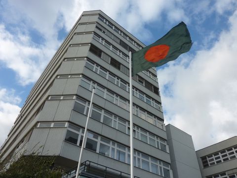 Die Fahne von Bangladesh vor dem Spreetower, 8.10.2011, Foto: KHMM
