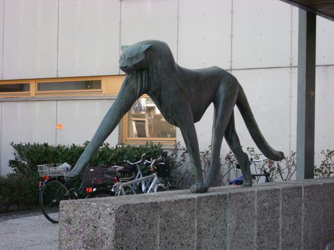 Pestalozzistraße 91, Statue eines Geparden, 09.04.11 Foto: B.Plewa