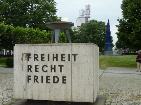 Mahnmal und Brunnen auf dem Theodor-Heuss-Platz, 12.6.2010, Foto: KHMM