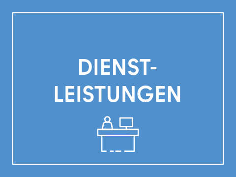 Kachel Schriftzug "Dienstleistungen", Symbol: Figur am Schreibtisch mit Computerbildschirm. Weiße Schrift auf dunkelblauem Hintergrund