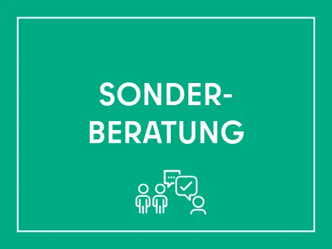 Kachel Schriftzug "Sonderberatung", Symbol Figuren - ein Paar und eine einzelne Figur - mit Sprechblasen über den Köpfen. Weiße Schrift auf grünem Hintergrund