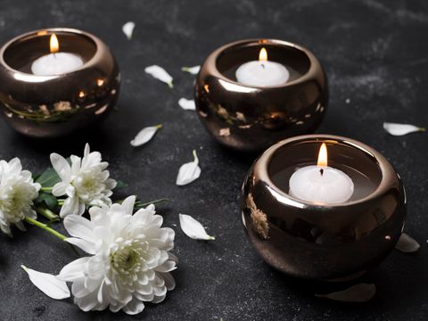 Kerzen und Blumen
