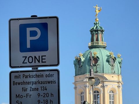 Parkraumschild vor dem Schloss Ch.