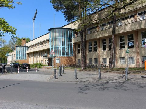 Mommsenstadion (Außenansicht)