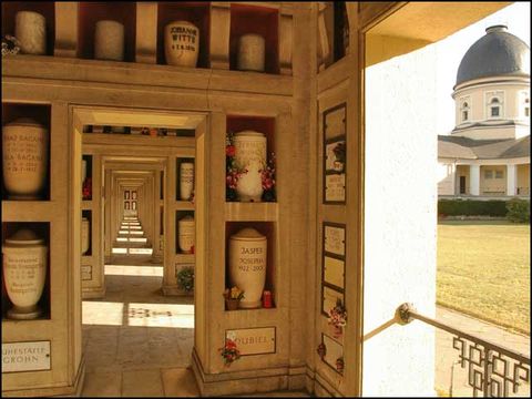 Kolumbarium mit Ausblick zum Krematorium