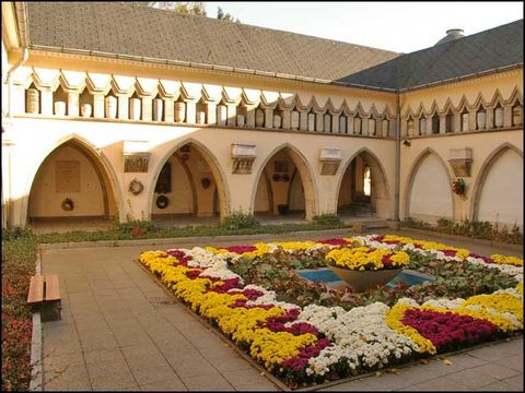 Hof mit Wasserbecken