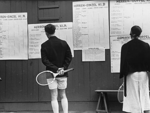 Vor den Spielplänen des Internationalen Makkabi-Tennis-Turniers in Berlin-Charlottenburg, Berlin Juli 1936