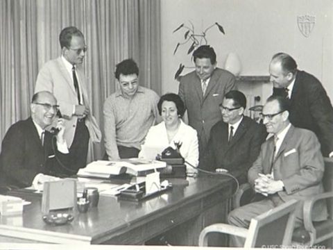 Gruppe an Menschen im heutigen „Haus der Jugend Anne Frank“ in der Mecklenburgischen Str. 15, 10713 Berlin.