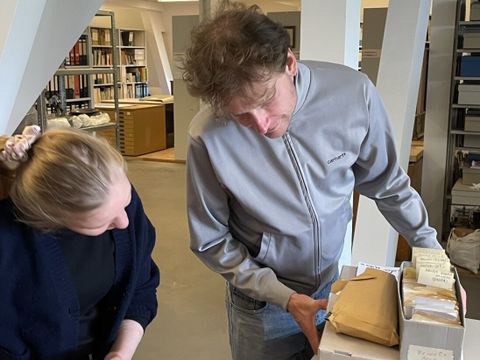 Studierende bei einem Besuch des Archivs der Villa Oppenheim im Sommer 2026